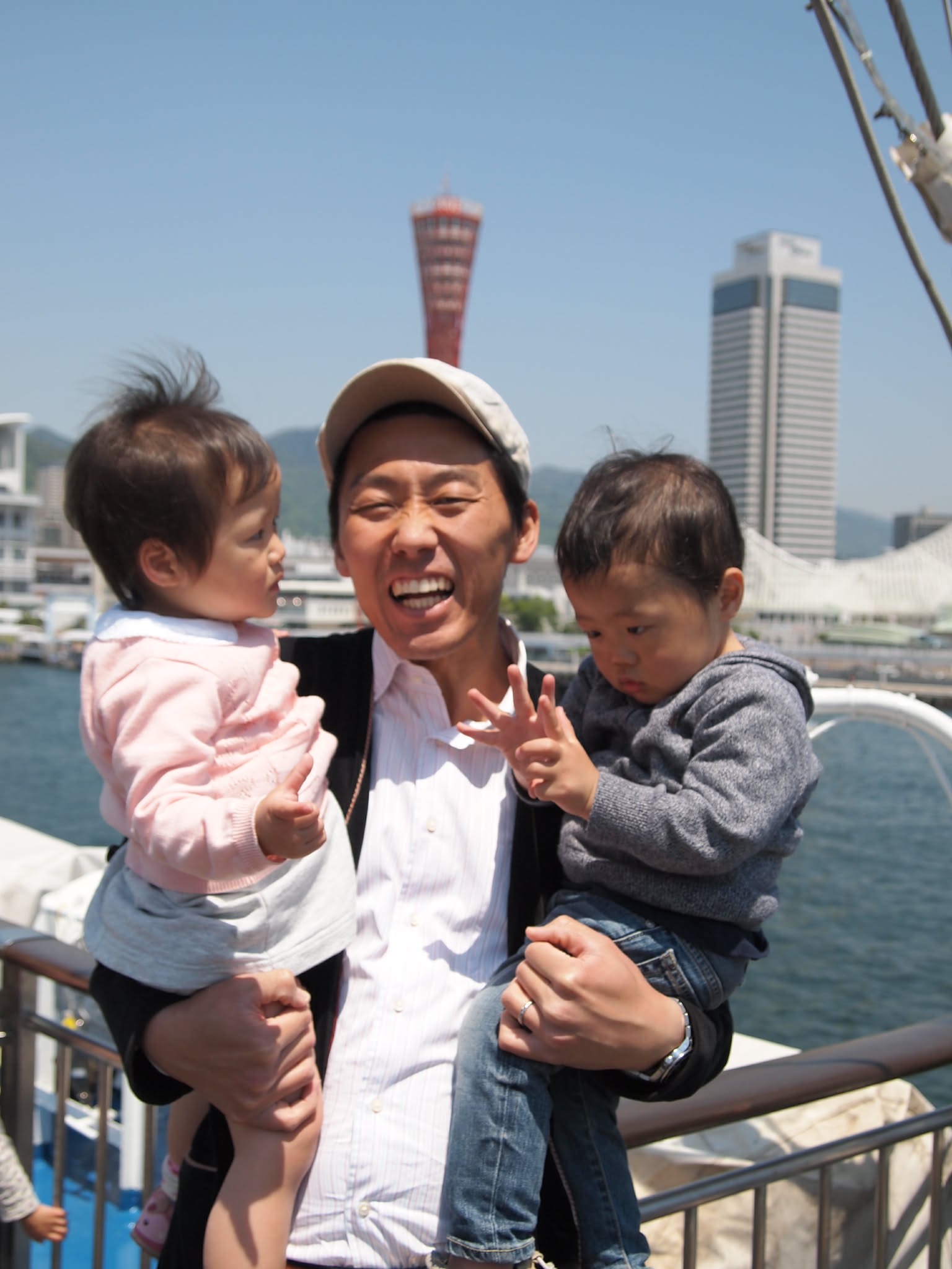 子どもたちを抱く中村ちから