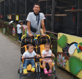 双子の子どもたちと出かける中村ちから